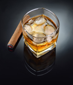 Fotografia produktowa - whisky i zapalone cygaro